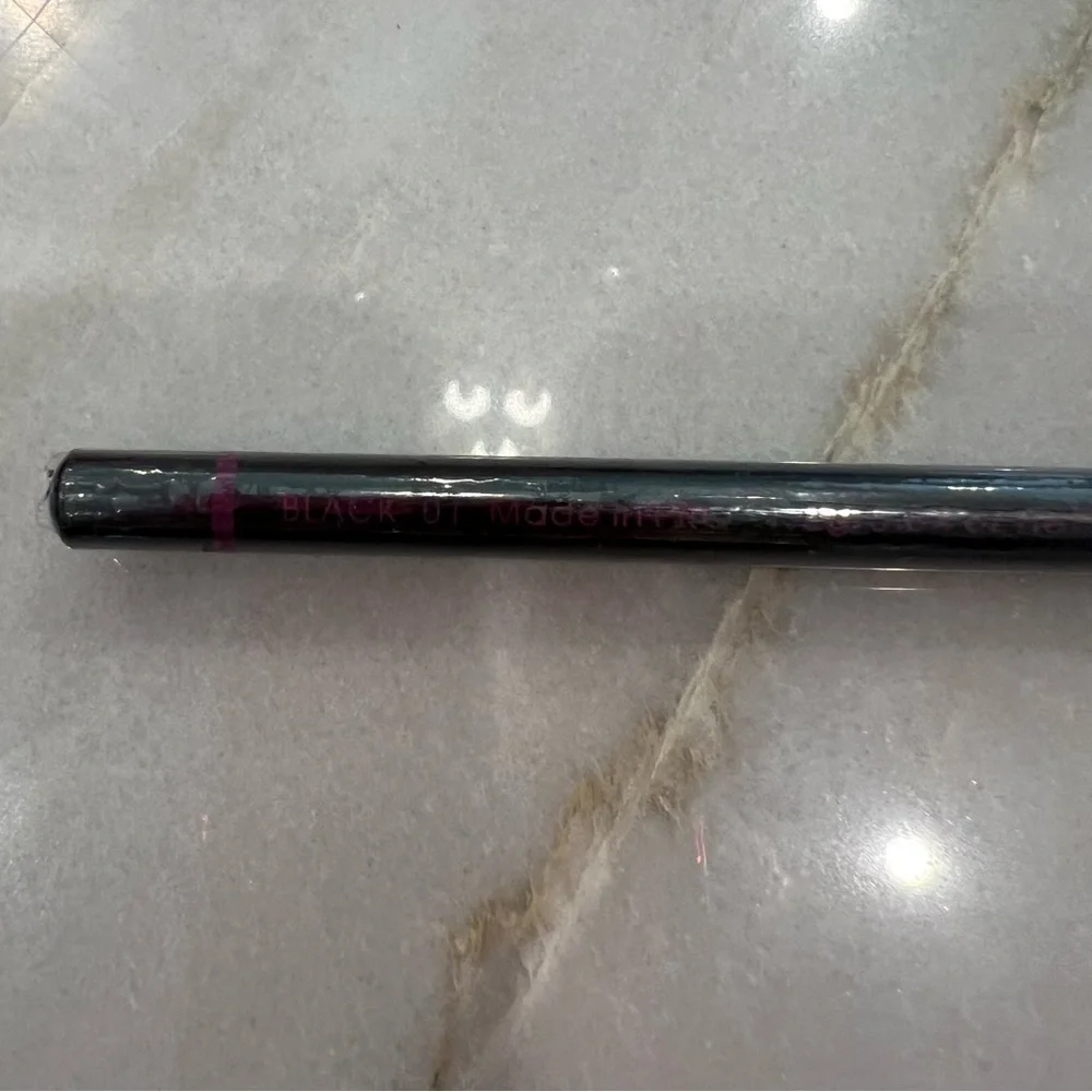 NEW⛱️Model Co. - Eyeliner with Built In Sharpener in Black